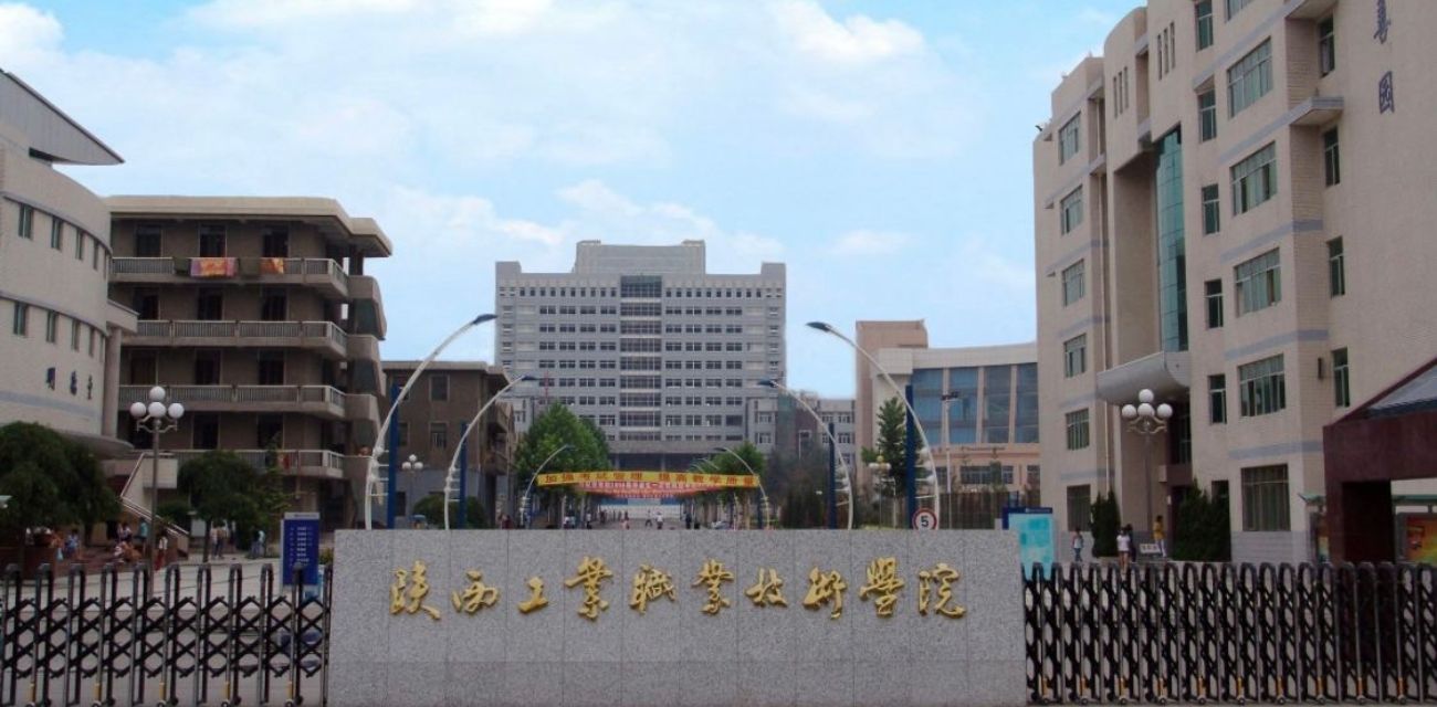 果然骚货还是技校多啊 陕西工业职业技术学院 小情侣大白天操场观众席上口交整活！ thumbnail
