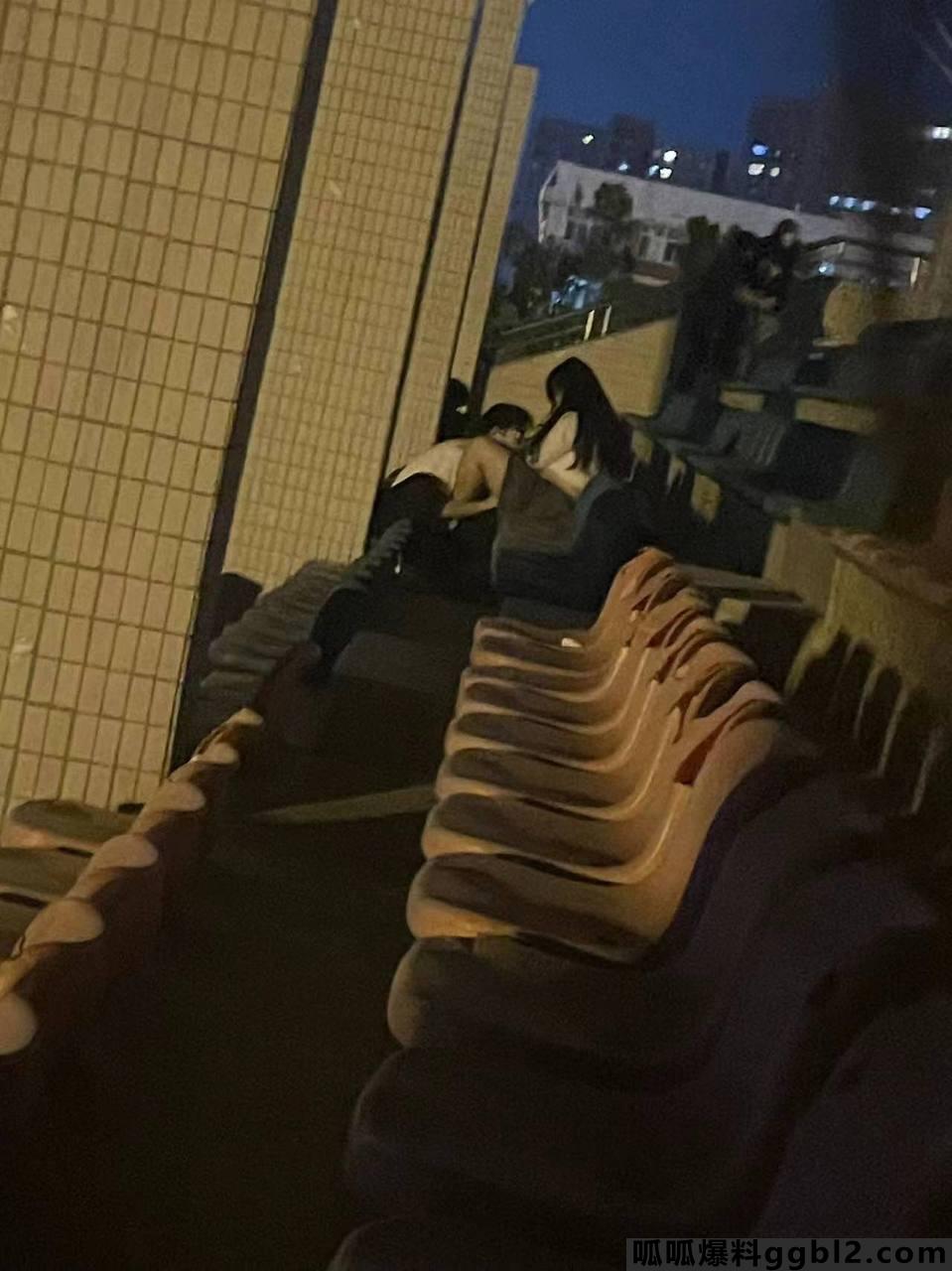 【网友投稿】武汉东湖学院操场 女生为方便野战真空无内 男生在体育场给她口交疯狂吸舔 thumbnail
